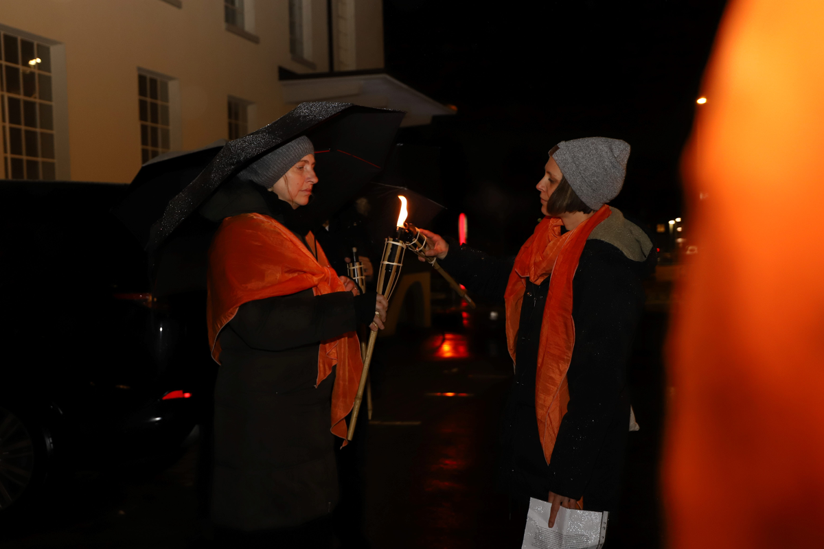 Der Fackelzug führte von der FHV zur Europapassage in der Dornbirner Innenstadt. | © FHV