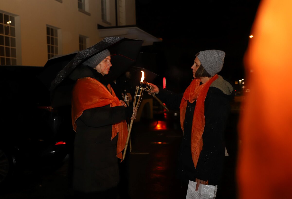 Der Fackelzug führte von der FHV zur Europapassage in der Dornbirner Innenstadt. | © FHV