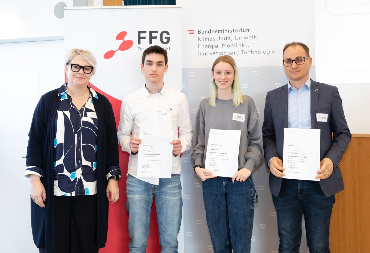 Silvia Laimgruber (FFG), Maximilian Fritsch (HTL Dornbirn), Fabrizia Schwarzmann (BORG Schoren Dornbirn) und Fadi Dohnal (FHV) bei der feierlichen Prämierung in Wien.