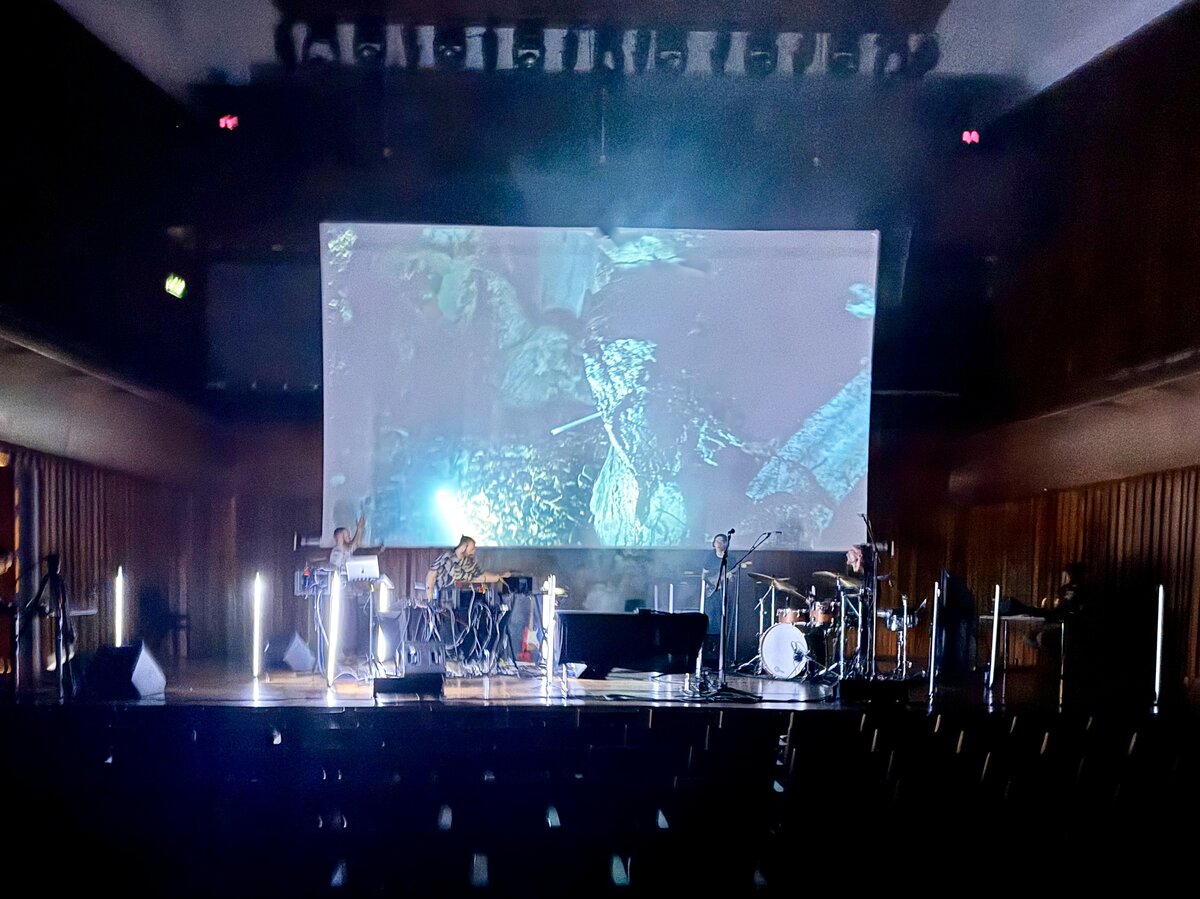 Das Ensemble Point Contact auf der Bühne in Action. | © FHV