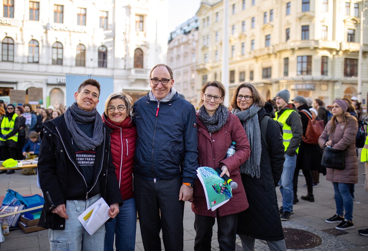 (v.l.n.r.): Julia Pollak (Geschäftsführerin OBDS Österr. Berufsverband Soziale Arbeit), FHV-Professorin Dr. Johanna Hefel, Sozialminister Johannes Rauch, Gerlinde Blemenschitz-Kramer (Geschäftsführerin OBDS) und Silvia Rosoli (AK Wien, Gesundheitsberuferecht und Pflegepolitik).