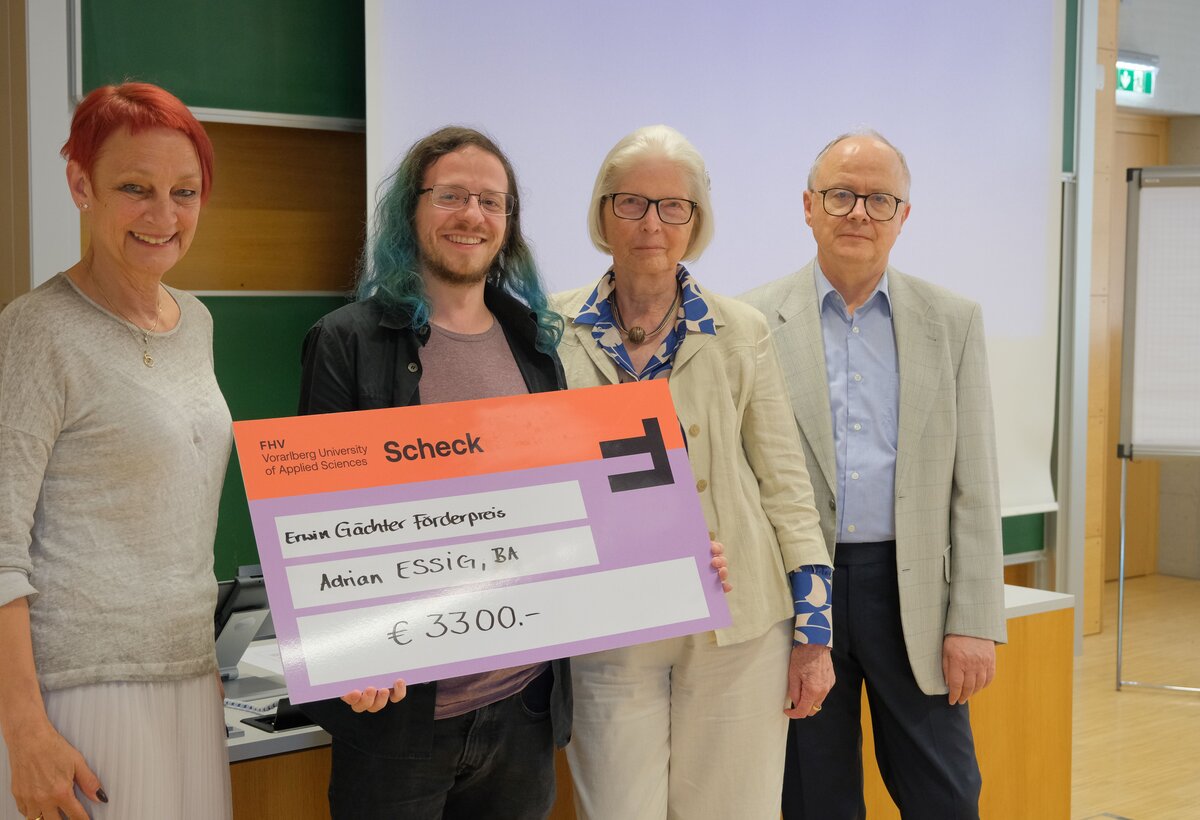 Adrian Essig: (v.l.) FHV-Rektorin Tanja Eiselen, Erwin-Gächter-Förderpreis-Träger Adrian Essig mit Hermine Zass-Gächter und Dr. Engelbert Zass. | © FHV