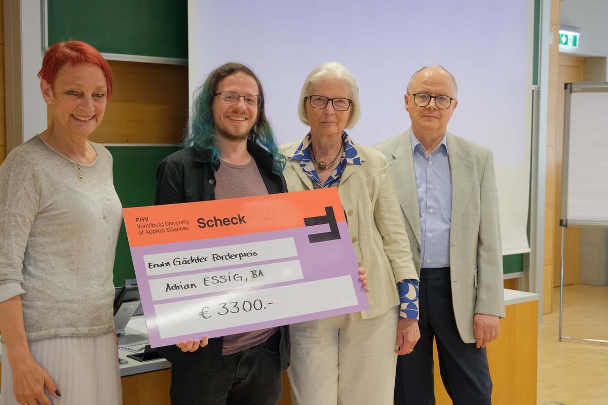 Adrian Essig: (v.l.) FHV-Rektorin Tanja Eiselen, Erwin-Gächter-Förderpreis-Träger Adrian Essig mit Hermine Zass-Gächter und Dr. Engelbert Zass. | © FHV