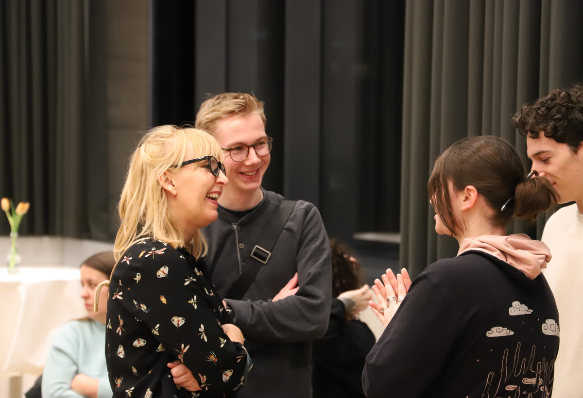 Sabine Fister-Tramschek (links), heute Studiengangsadministratorin für den Bachelor-Studiengang InterMedia, arbeitet seit 29 Jahren an der FHV.