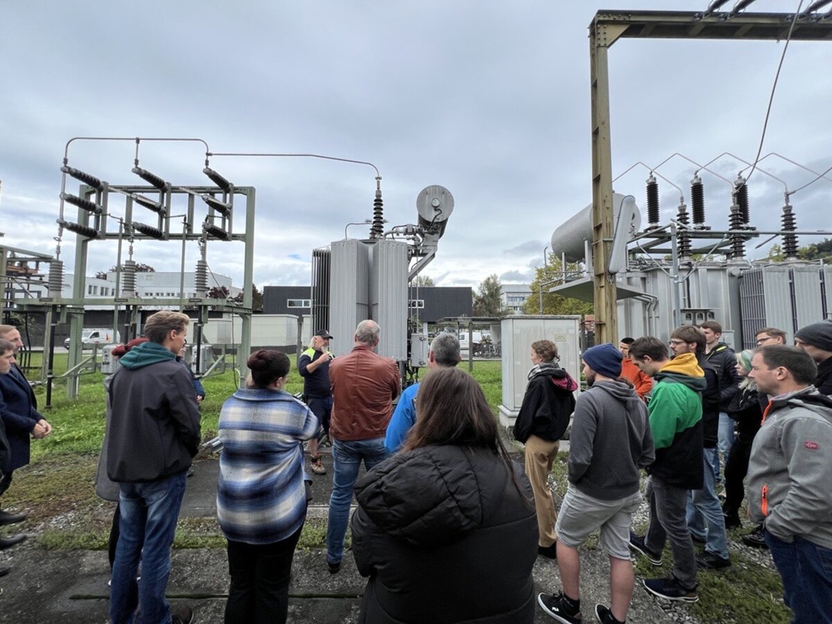 Die Teilnehmenden vom Robotics Day 2024 der FHV wurden durch das Umspannwerk Rieden geführt | © FHV
