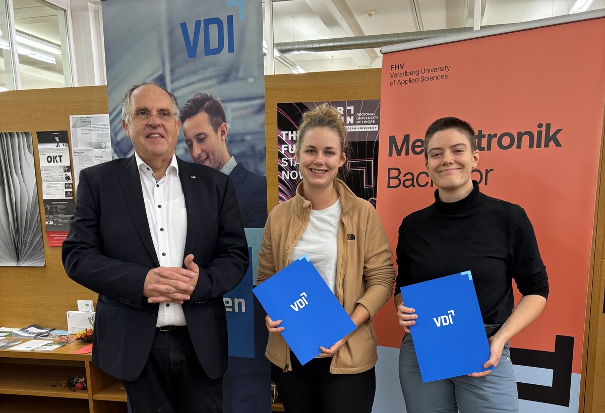 Preisträger erhalten den VDI Förderpreis 2024. Sie halten ihn in der Hand. | © FHV