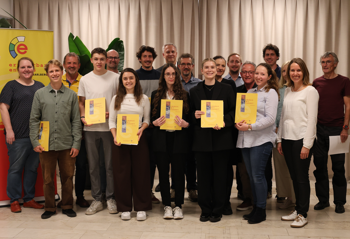 Gruppenbild der Preisträger für den Klima Award 2024. Preisträger halten die Auszeichnung in der Hand. | © Domig