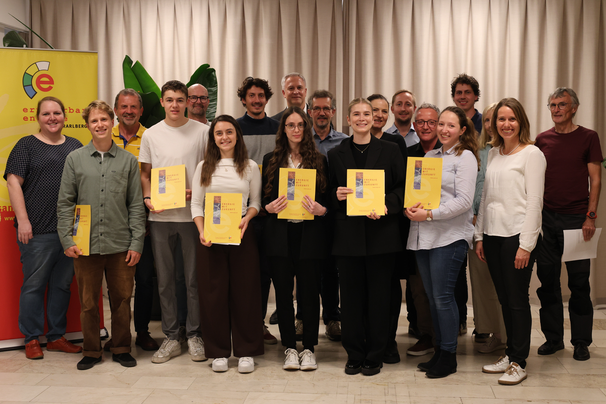 Gruppenbild der Preisträger für den Klima Award 2024. Preisträger halten die Auszeichnung in der Hand. | © Domig