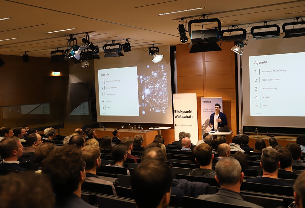 Nicolás Viveros von Deloitte Österreich skizziert die Entwicklung von KI in seinem Vortrag | © FHV