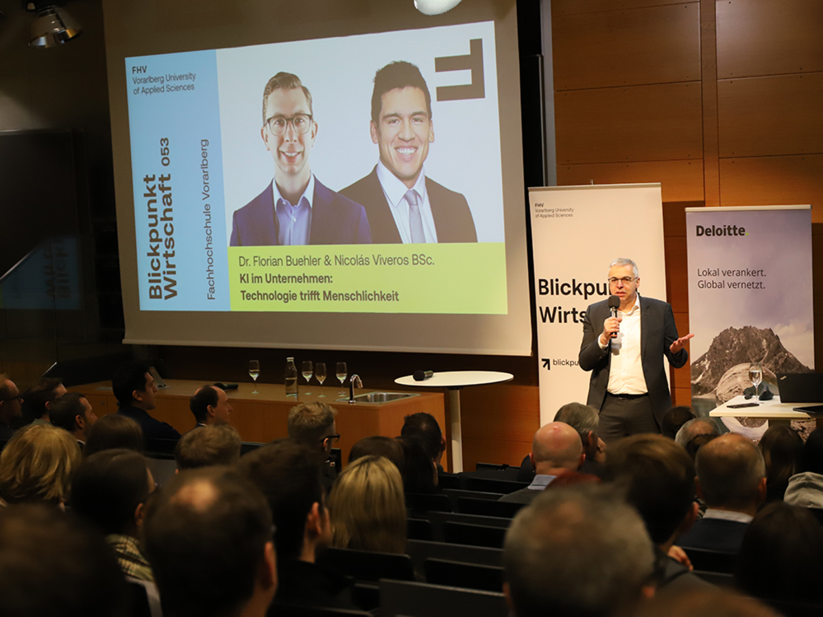 Markus Ilg begrüßt zahlreiche Teilnehmer:innen bei der Veranstaltung Blickpunkt Wirtschaft | © FHV