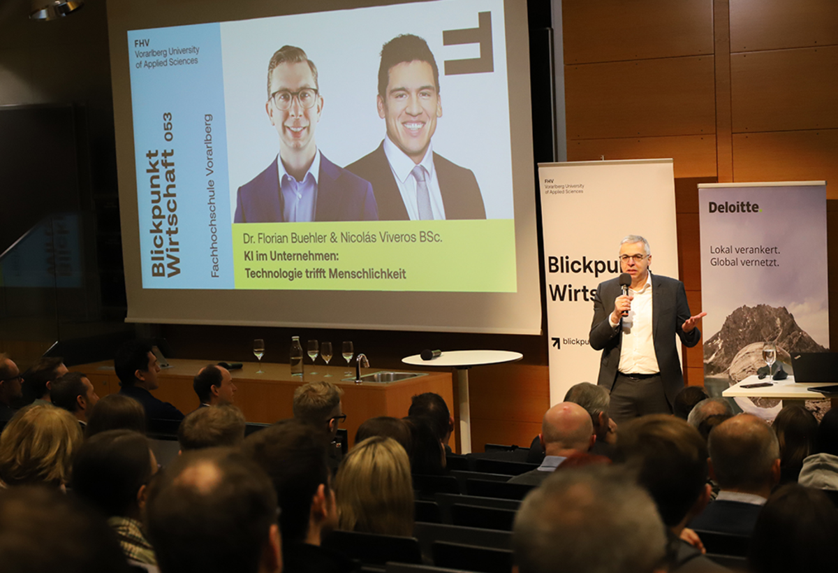 Markus Ilg begrüßt zahlreiche Teilnehmer:innen bei der Veranstaltung Blickpunkt Wirtschaft