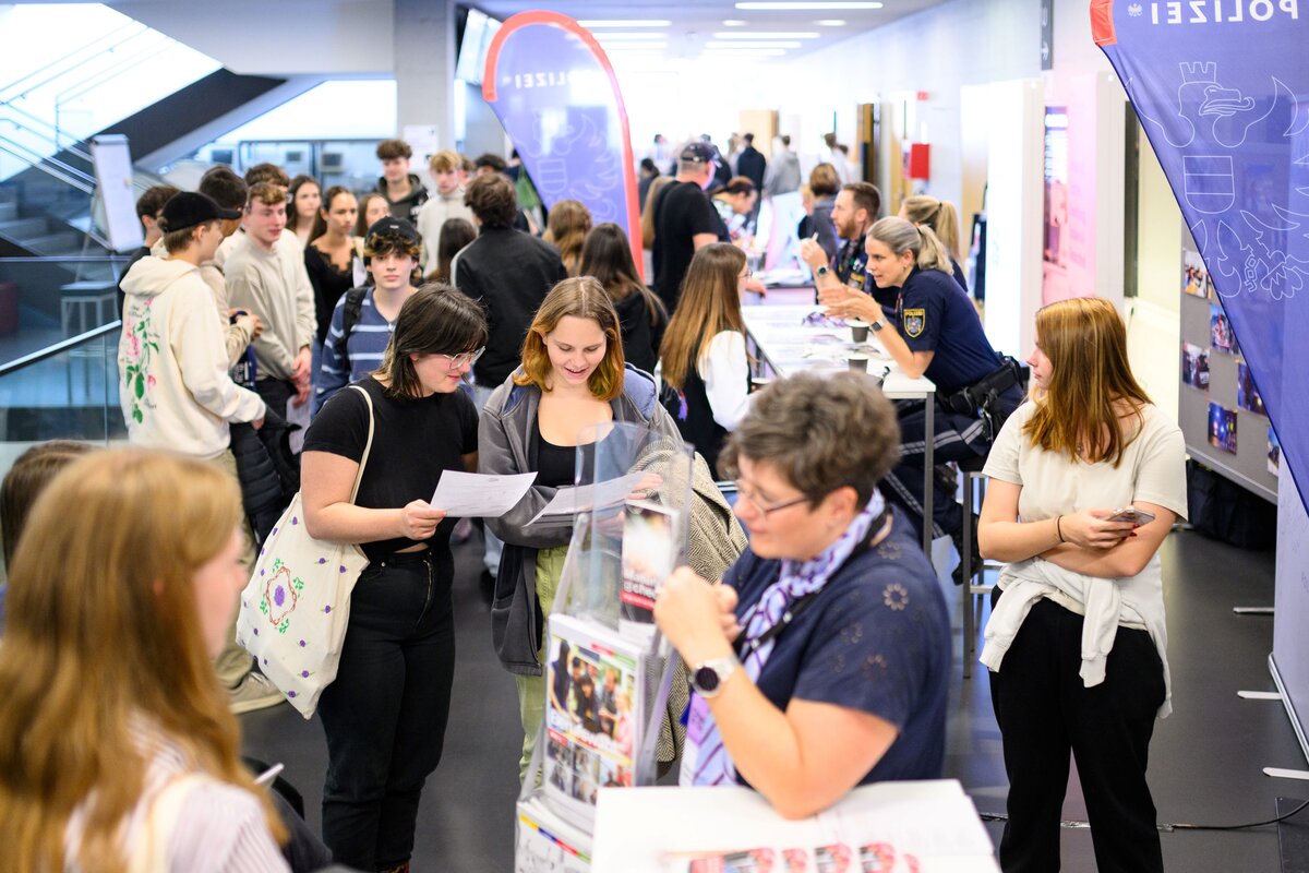 Rund 600 Besucher:innen nutzen die Möglichkeit, sich bei der Check it Out über A | © FHV & Rhomberg