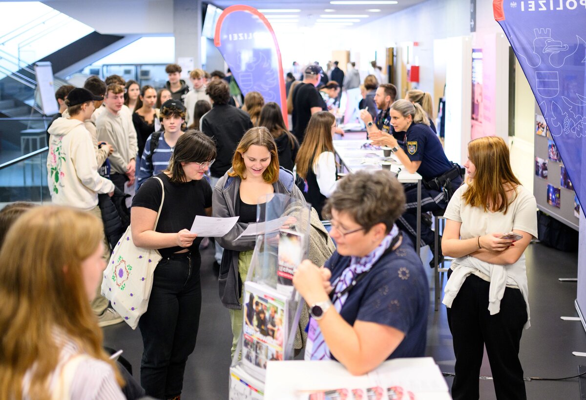 Rund 600 Besucher:innen nutzen die Möglichkeit, sich bei der Check it Out über A