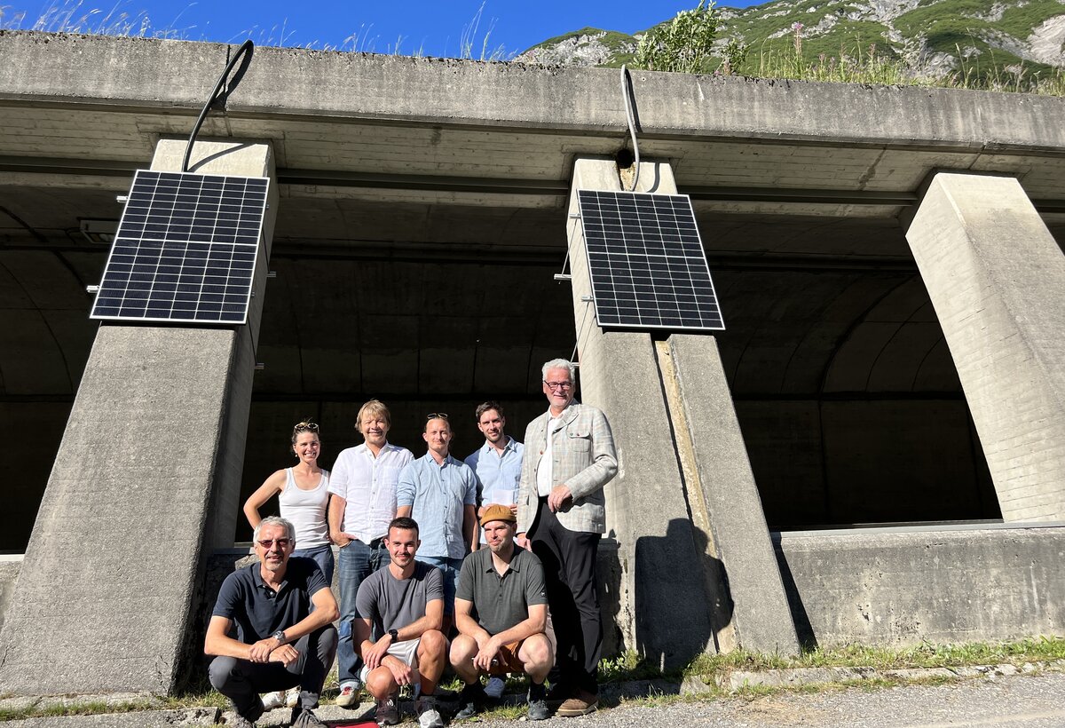 Projektteam steht vor PV-Modulen