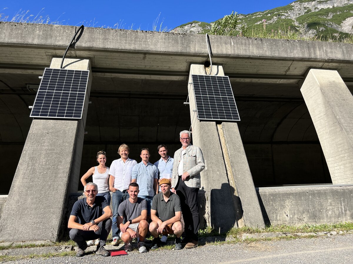 Projektteam steht vor PV-Modulen | © Gemeinde Lech