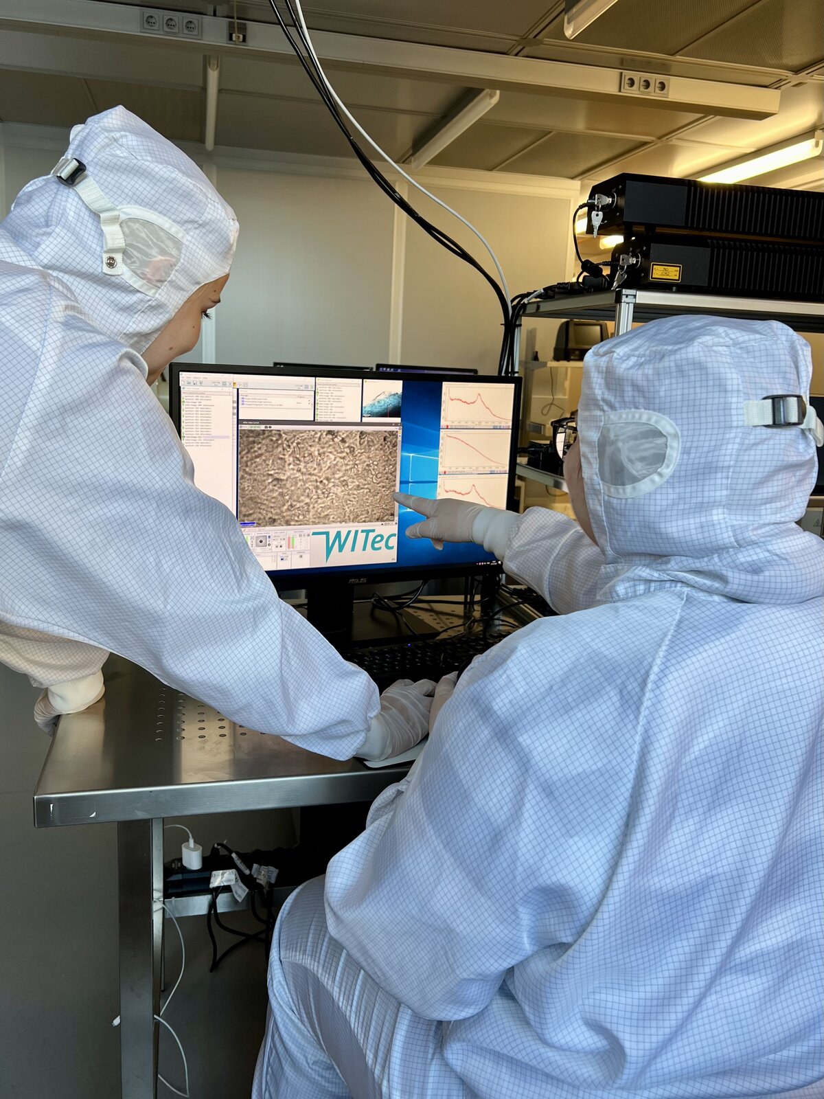 Bei einem Ferienpraktikum tauchen zwei Schülerinnen in die Forschung der FHV ein. | © FHV