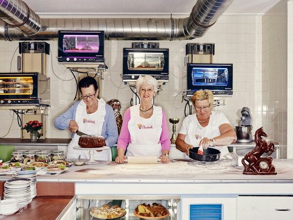 Dieses Bild zeigt die Omas aus der Vollpension in Wien.  | © Mark Glassner 