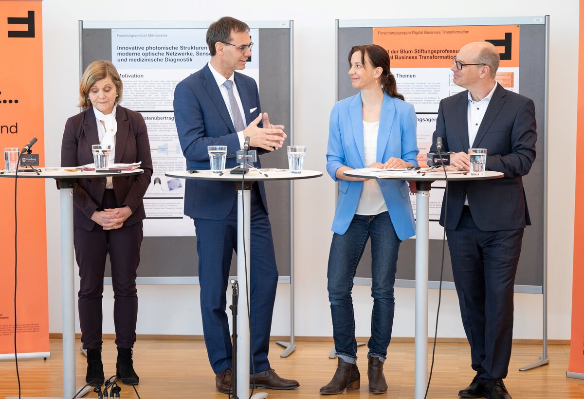 Landesrätin Barbara Schöbi-Fink, Landeshauptmann Markus Wallner, Katrin Paldán (FHV) und FHV-Geschäftsführer Stefan Fitz-Rankl.