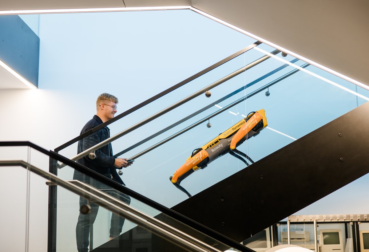 Tobias Gorbach ist als studentischer Mitarbeiter für den FHV-Roboterhund „Scouty“ verantwortlich.