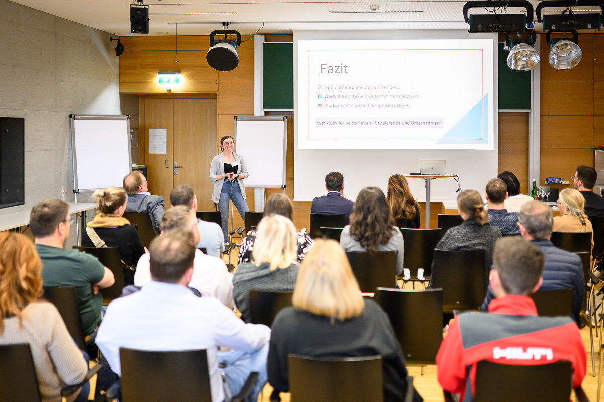 Katharina List gab persönliche Einblicke in die Erfahrungen eines dualen Studiums. | © Matthias Rhomberg / FHV