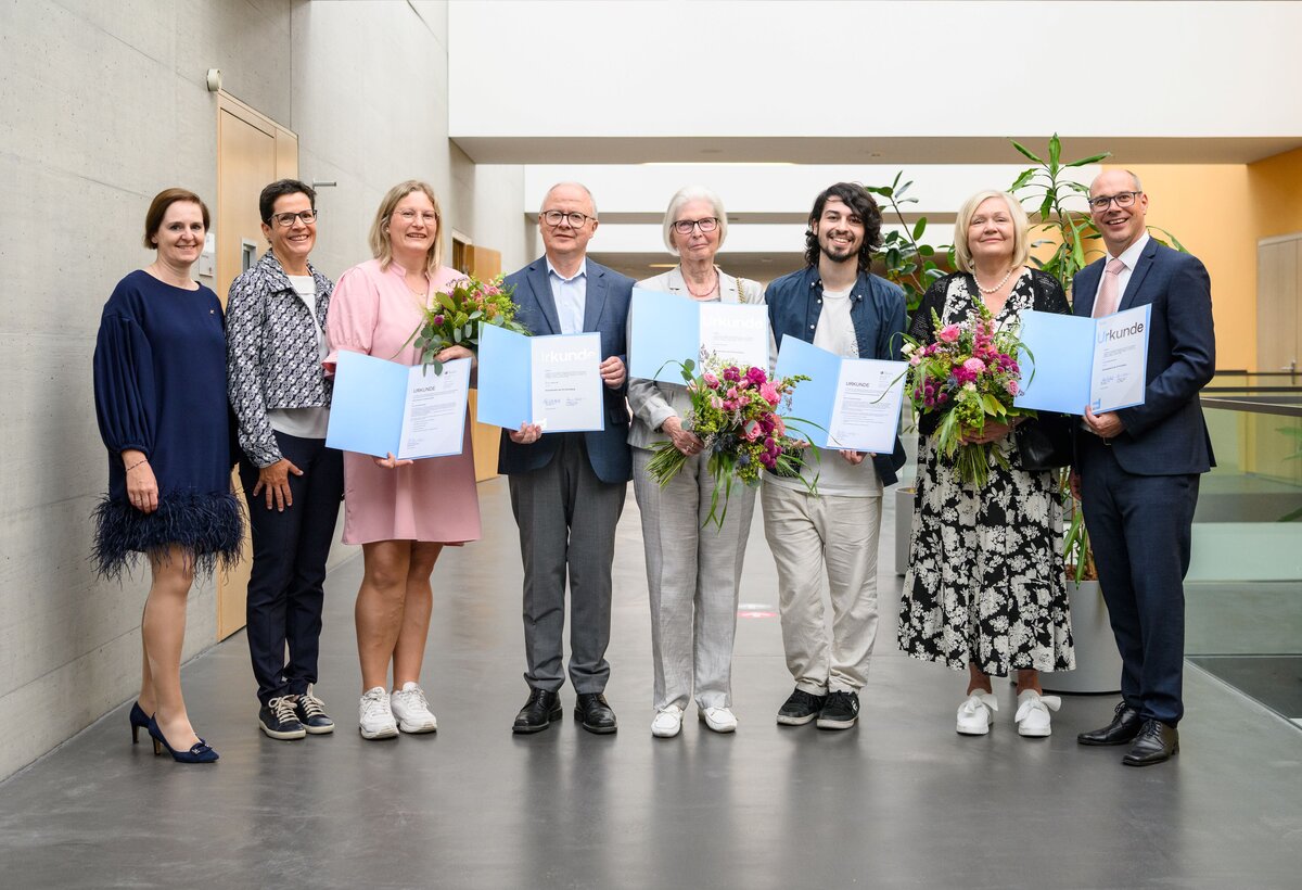FHV-Rektorin Regine Kadgien, Bettina Seeberger, Veronika Sohler, Engelbert Zass, Hermine Zass-Gächter, Dionysios Kefalas, Karin Wüstner-Dobler und FHV-Geschäftsführer Stefan Fitz-Rankl.