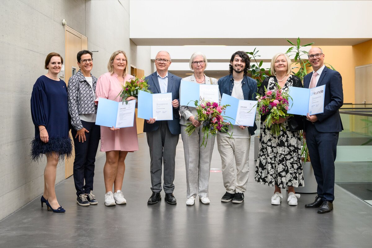 FHV-Rektorin Regine Kadgien, Bettina Seeberger, Veronika Sohler, Engelbert Zass, Hermine Zass-Gächter, Dionysios Kefalas, Karin Wüstner-Dobler und FHV-Geschäftsführer Stefan Fitz-Rankl. | © FHV | Rhomberg