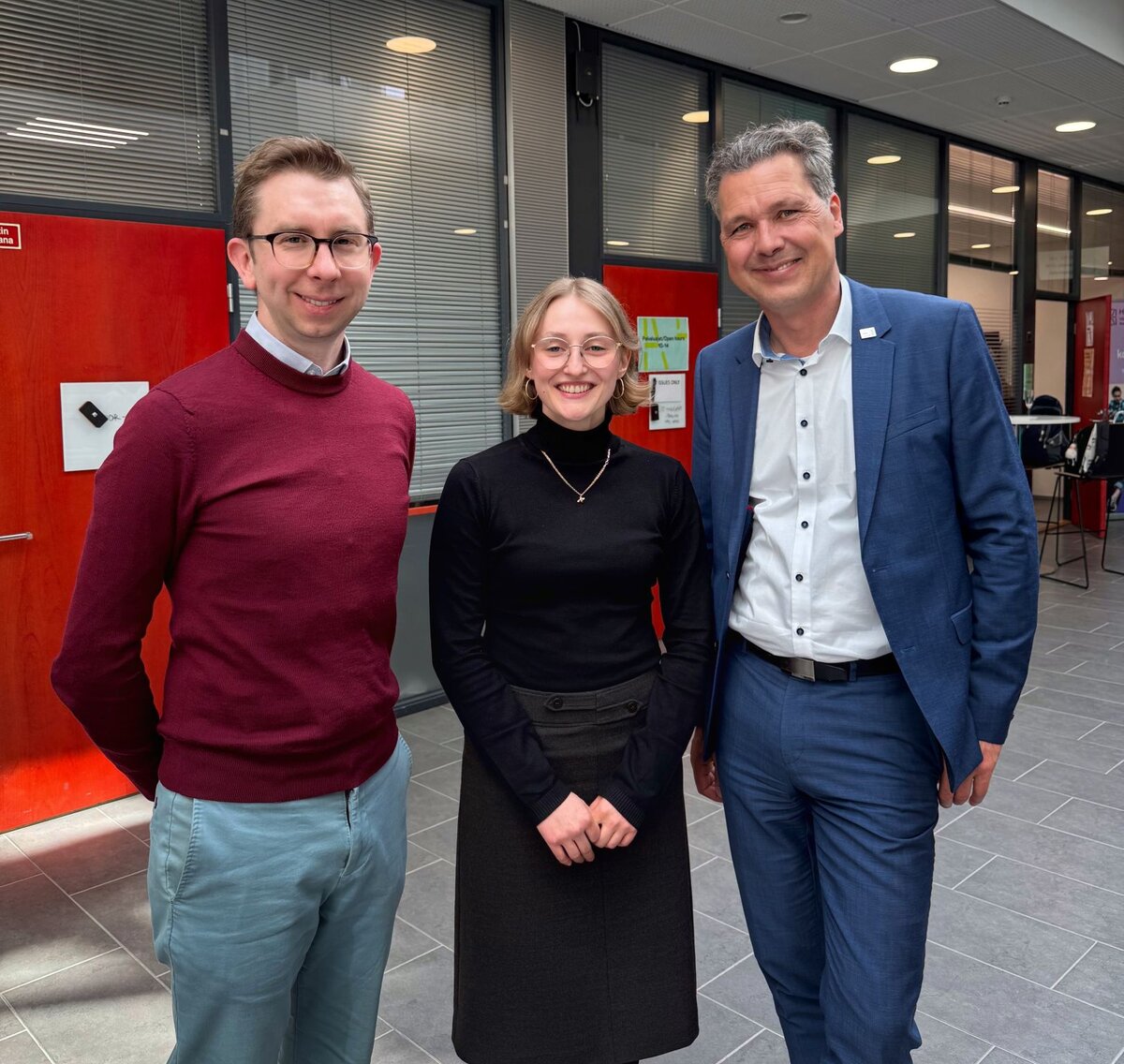 Florian Buehler, Gewinnerin Theresa Grabher und Martin Hebertinger. | © FHV