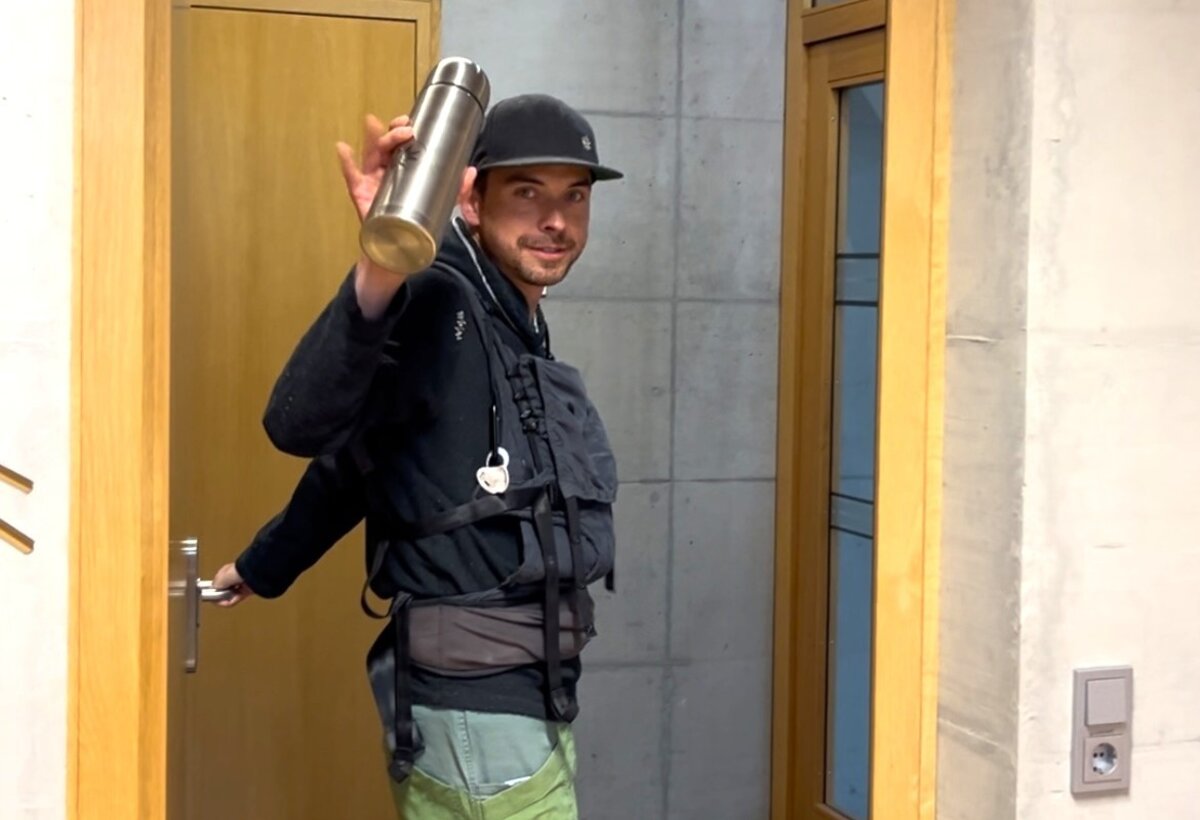 David Schönebeck wechselt von seiner Funktion als Doktorand an der FHV im Forschungszentrum Mikrotechnik in die Rolle als Vollzeit-Papa.