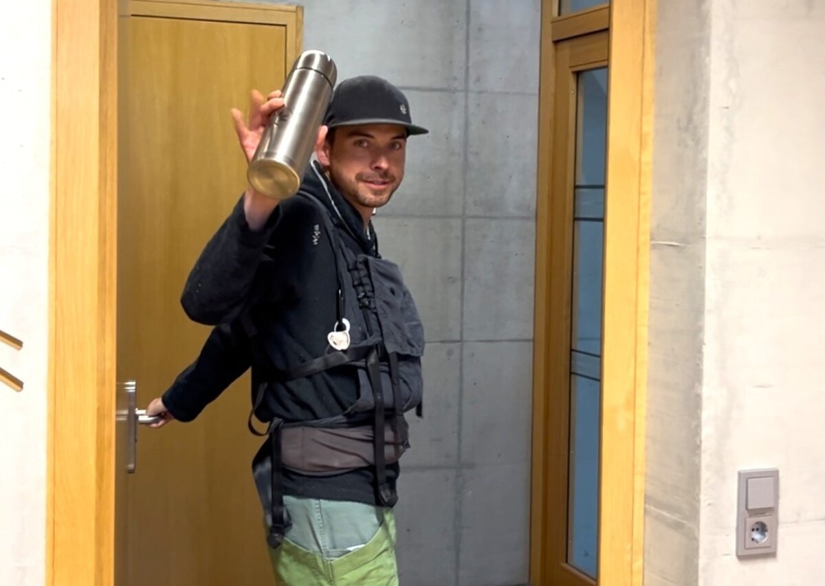 David Schönebeck wechselt von seiner Funktion als Doktorand an der FHV im Forschungszentrum Mikrotechnik in die Rolle als Vollzeit-Papa. | © FHV