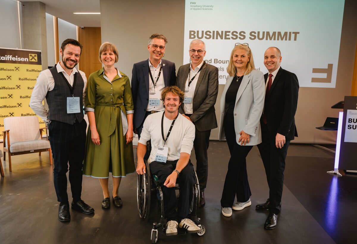 (v.l.) Fabian Rebitzer, Julia Schneider, Martin Hebertinger, Markus Ilg (alle FHV), Ana-Cristina Grohnert, Holger Bonin und (vorne) Nico Langmann.