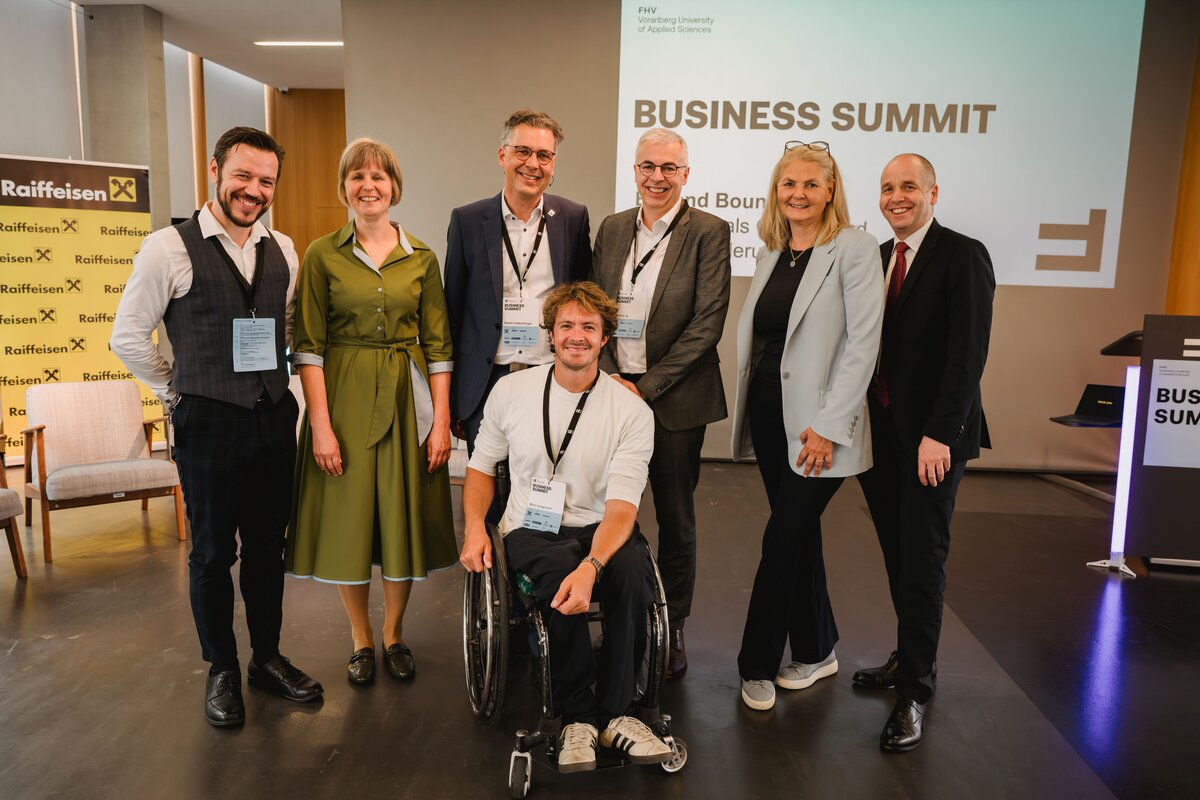 (v.l.) Fabian Rebitzer, Julia Schneider, Martin Hebertinger, Markus Ilg (alle FHV), Ana-Cristina Grohnert, Holger Bonin und (vorne) Nico Langmann. | © FHV | Riedmann