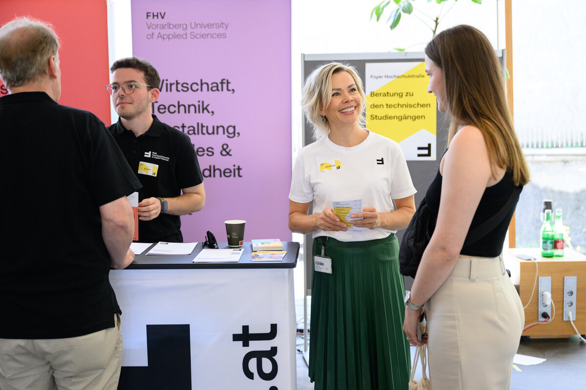 Studieninteressierte erhalten einen Einblick in die vielseitigen Möglichkeiten. | © Rohmberg / FHV