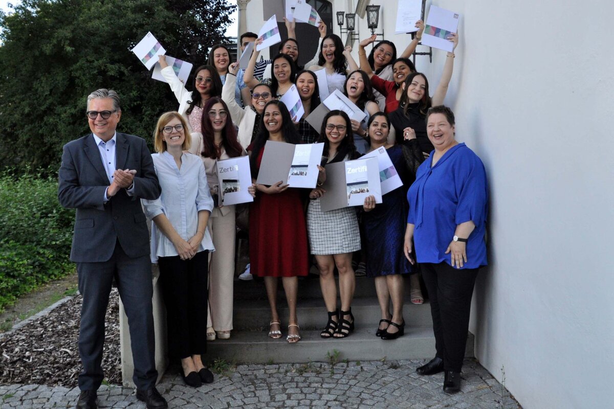 Die Absolvent:innen des ersten Nostrifizierungslehrgangs. | © Schloss Hofen