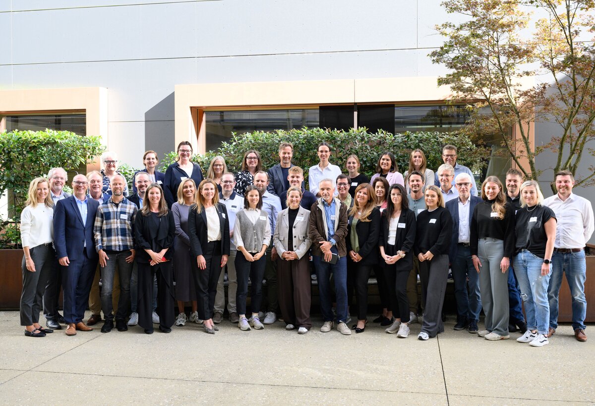 Gruppenbild mit Mitarbeitern der FHV und den Starken Partner:innen | © Rhomberg