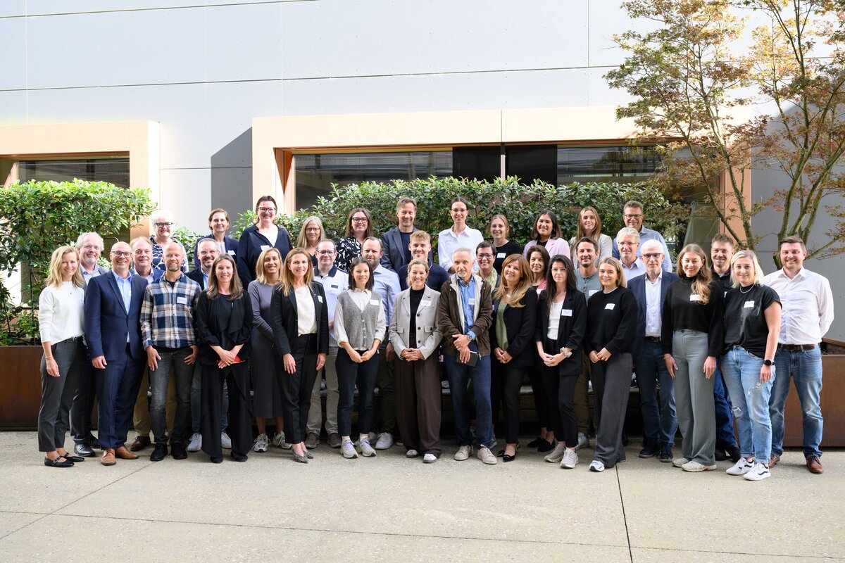 Gruppenbild mit Mitarbeitern der FHV und den Starken Partner:innen | © Rhomberg