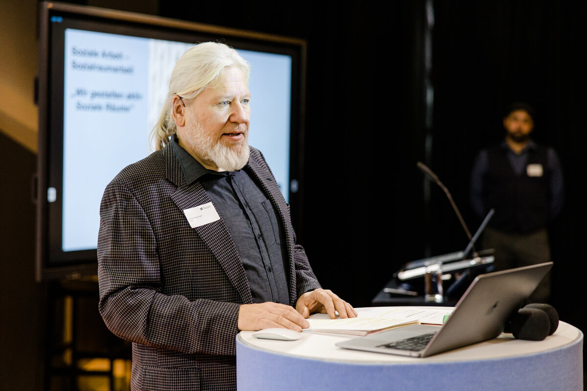 Oliver Mössinger lädt Interessierte zur Sozialraumkonferenz am 16. Jänner an der FHV ein. | © FHV/Bröll