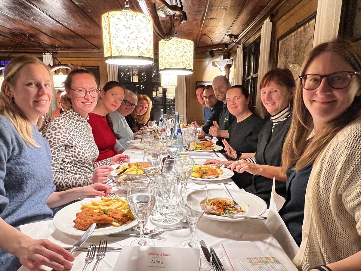 Teilnehmende der International Staff Week 2025 sitzen gemeinsam am Tisch | © FHV