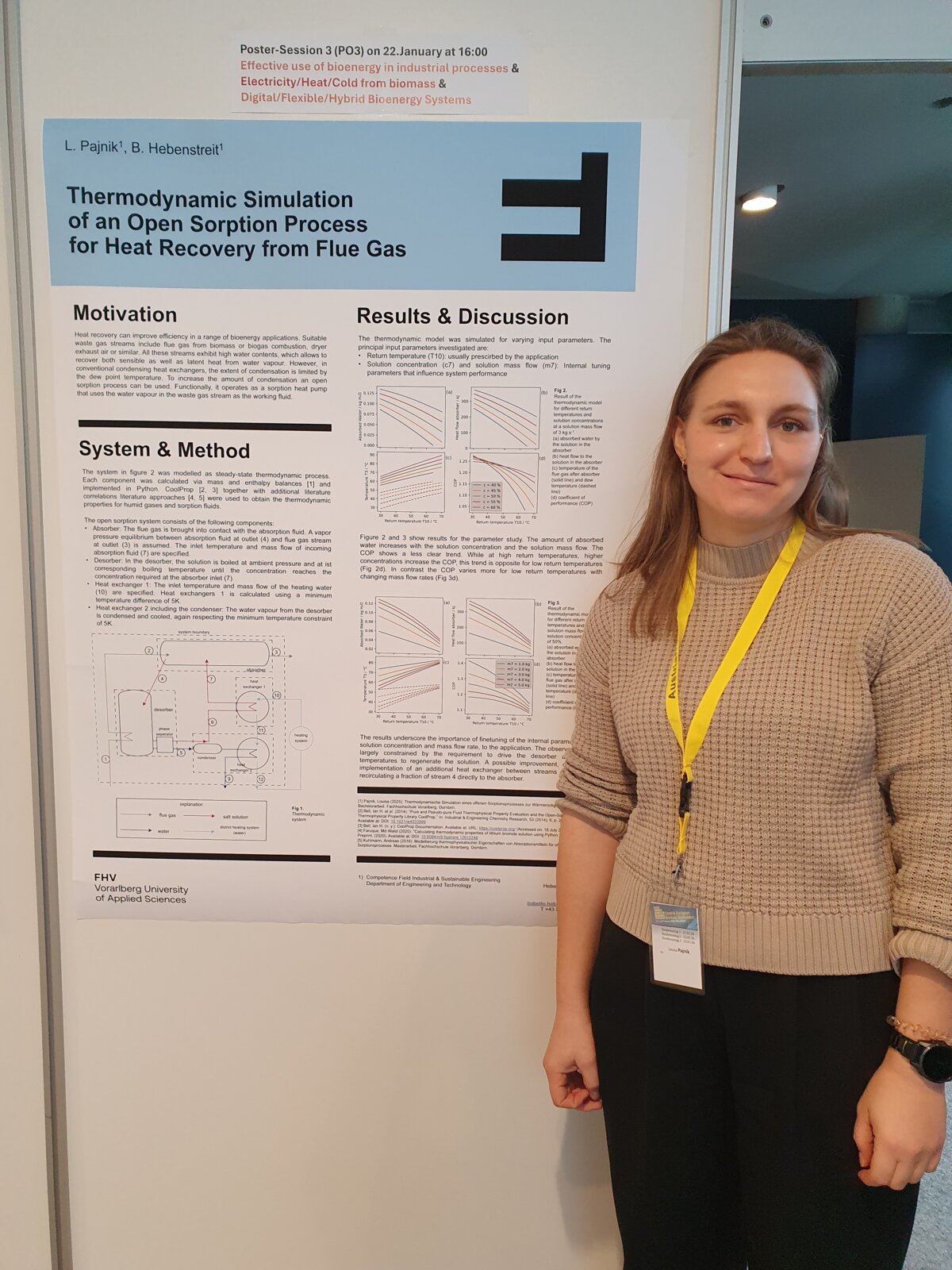 Louisa steht vor einem wissenschaftlichen Plakat mit der Überschrift ‚Thermodynamic Simulation of an Open Sorption Process for Heat Recovery from Flue Gas. | © FHV