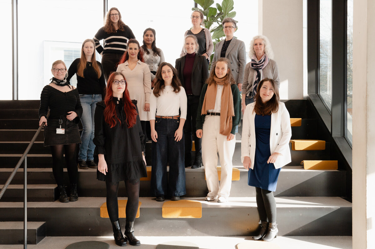 Gruppenbild der Forscherinnen vom Forschungszentrum Business Informatics auf der Treppe. | © FHV