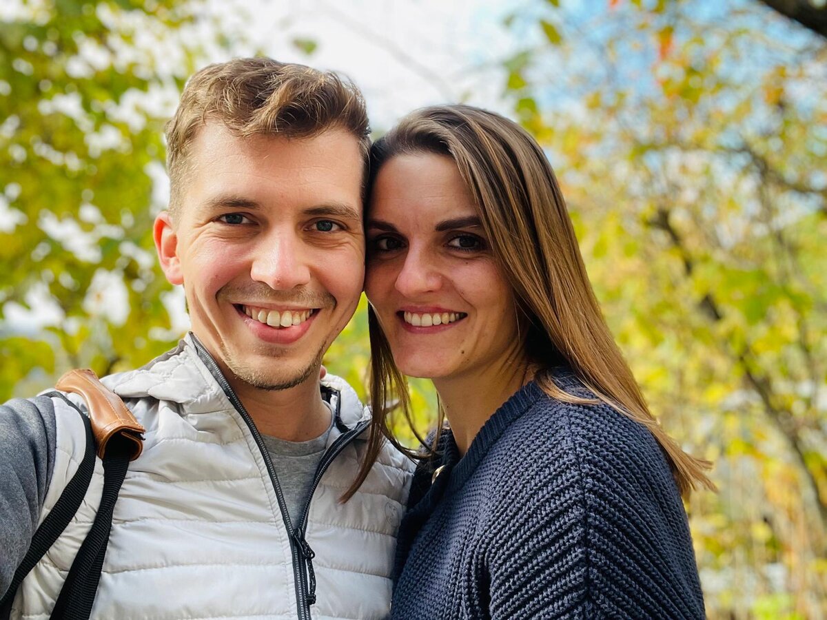 Sandro und Julia lächeln in die Kamera | © Privat