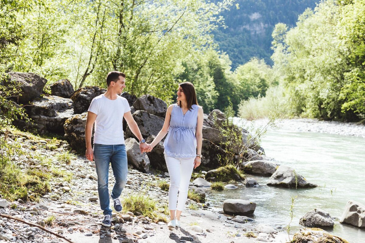 Sandro und Julia spazieren an der Ach entlang | © Privat