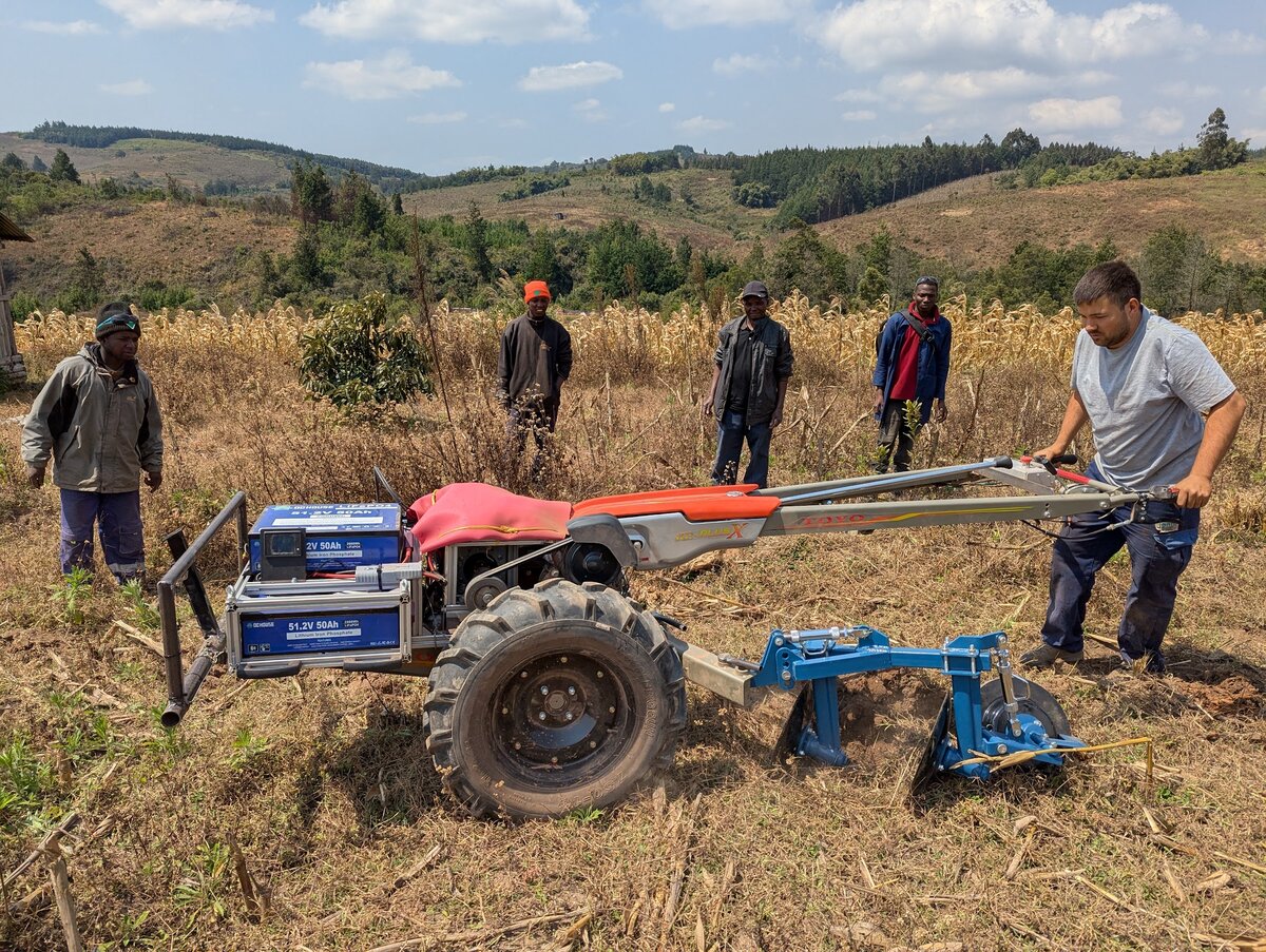 Daniel beim Probepflugen in Tansania | © Privat