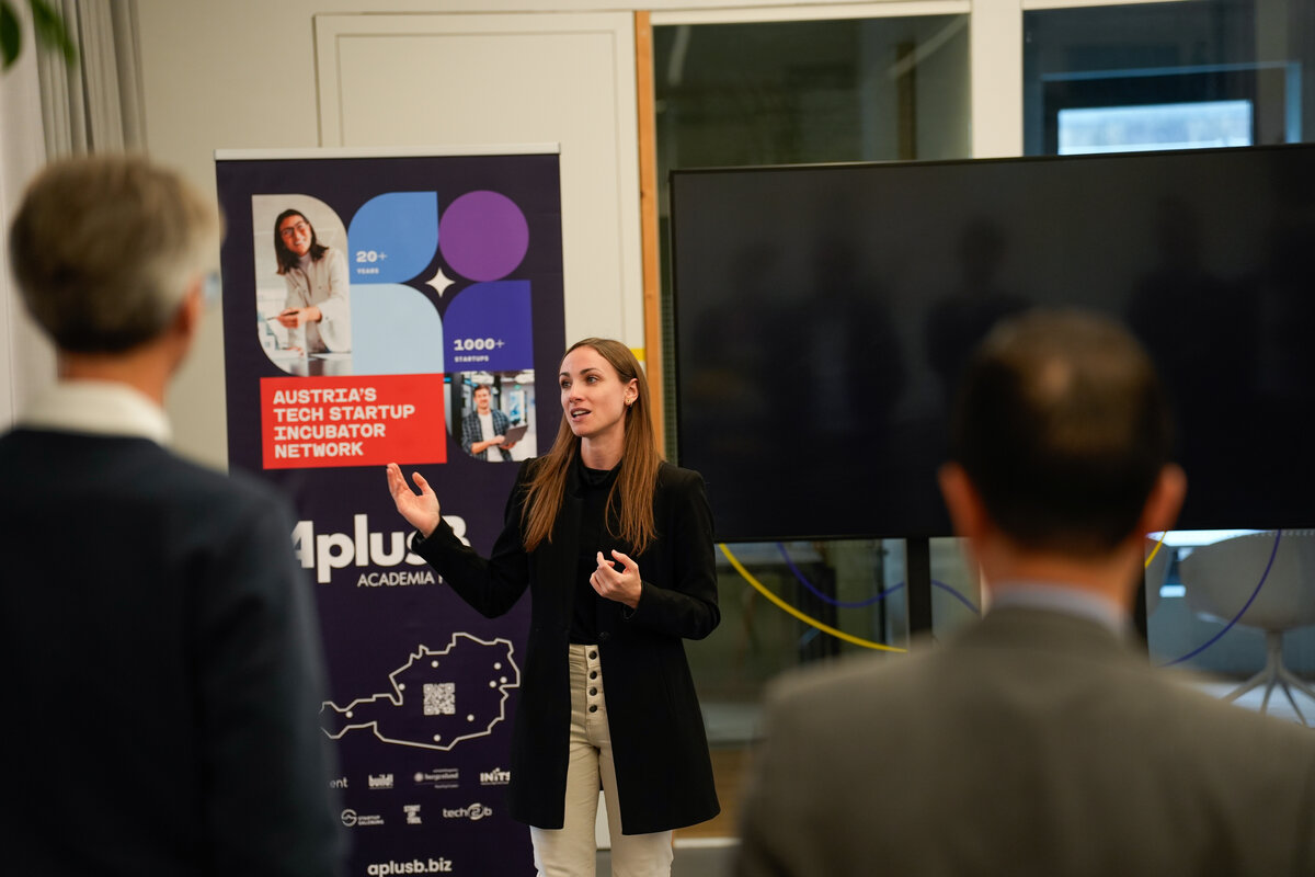 Diana Eglseder präsentiert vor einem Stand-up-Banner. | © Privat