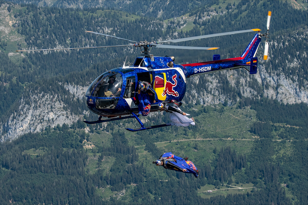 Felix Seifert bei einem Sprung aus dem Red Bull Helikopter. | © Privat