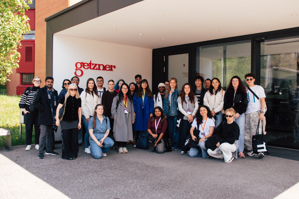 Studentengruppe vor dem Firmengebäude von Getzner Textil. | © Leonie Vith