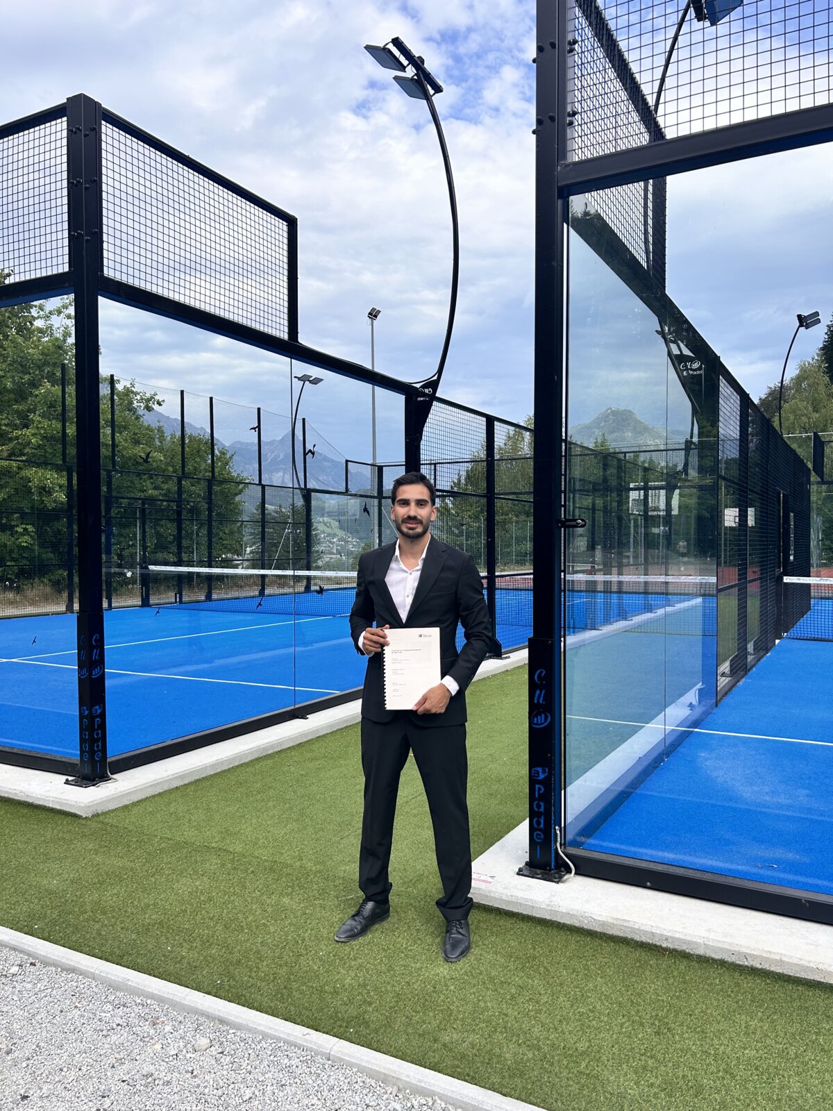 Stolz: Ibrahim Köse mit der Bachelorarbeit in der Hand. | © Privat