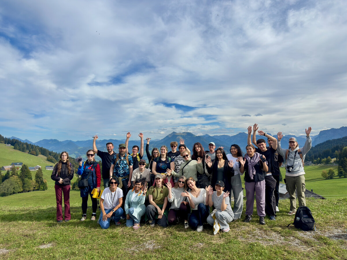 Gruppenbild auf dem Bödele. Im Hintergrund die Berge. | © FHV