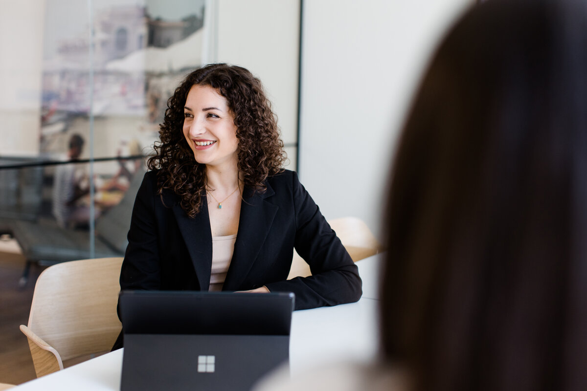 Alumni Interviewpartner Caroline Hofer | © FHV, Nina Bröll