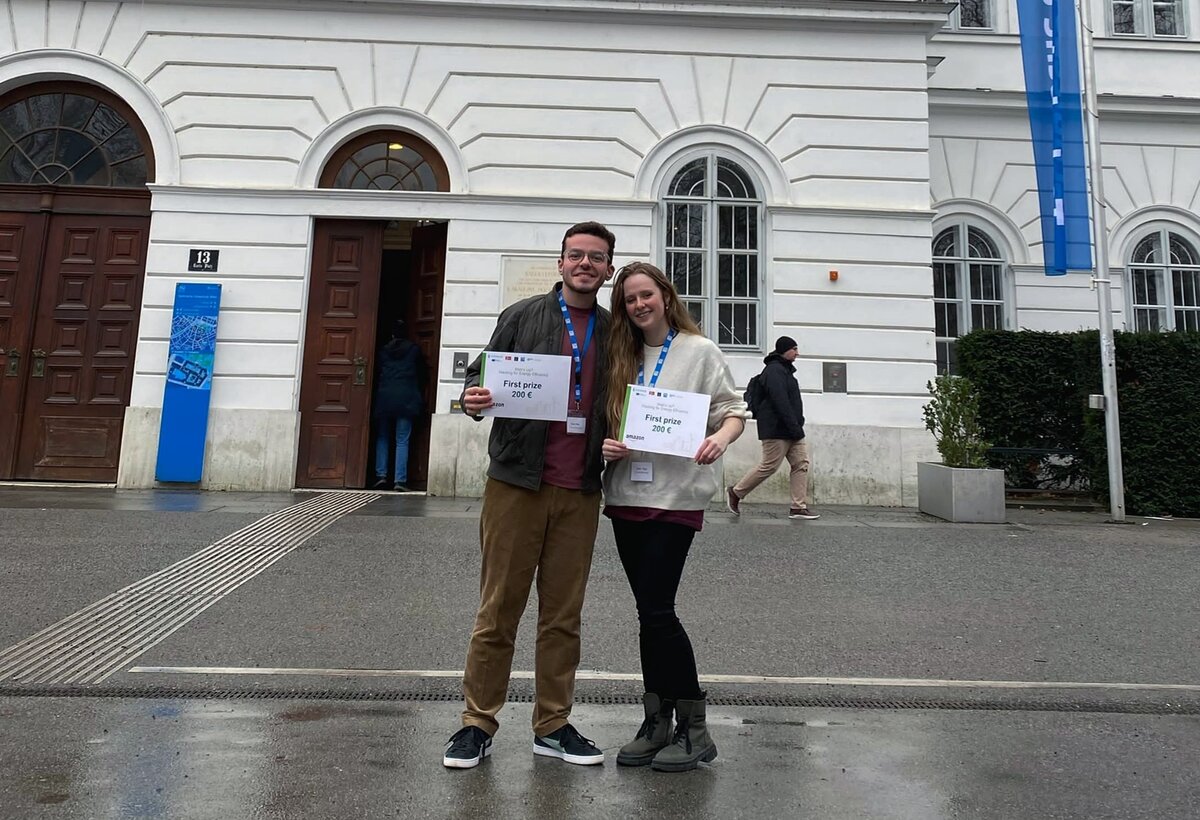 FHV students Braian Plaku and Aisha Faller are delighted with their victory.
