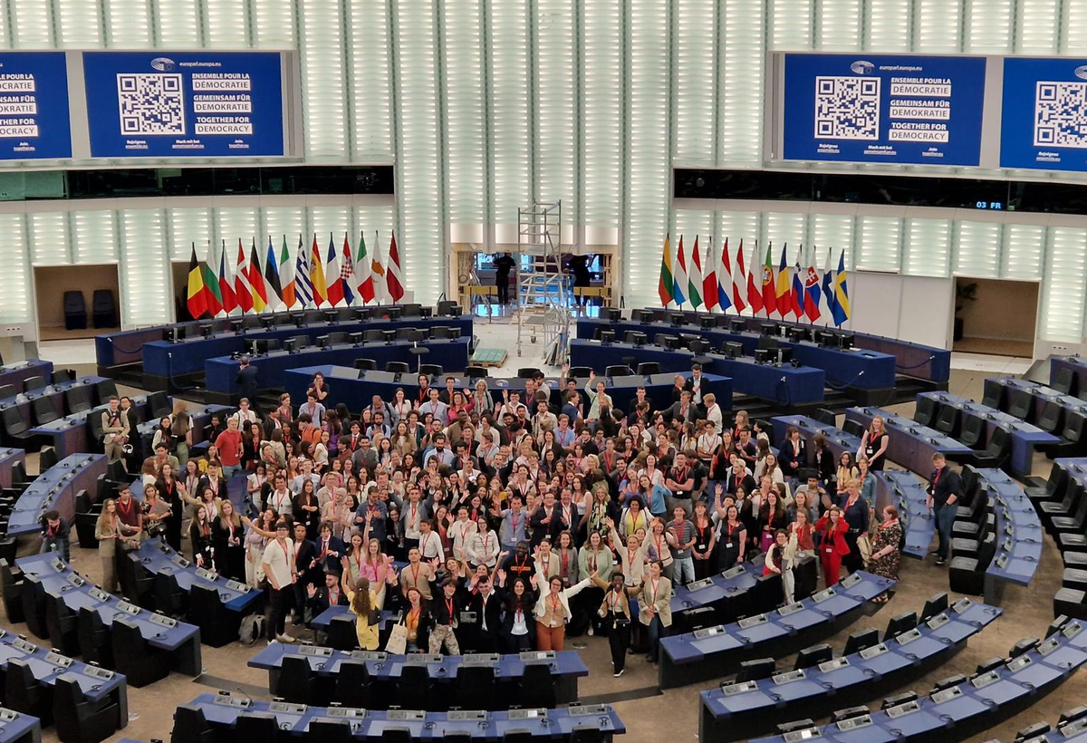 Gruppenbild aller Vertreter:innen bei der European Student Assembly 2023 in Straßburg im Parlamentsgebäude.